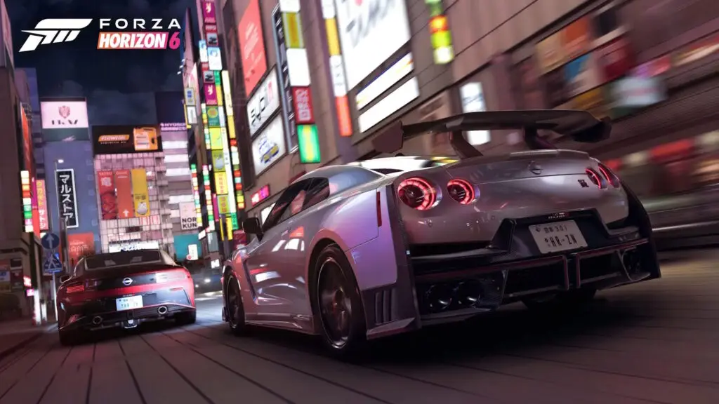 Dois Nissan GT-R prateado e preto correndo por rua de Tóquio iluminada por letreiros comerciais e neons à noite.