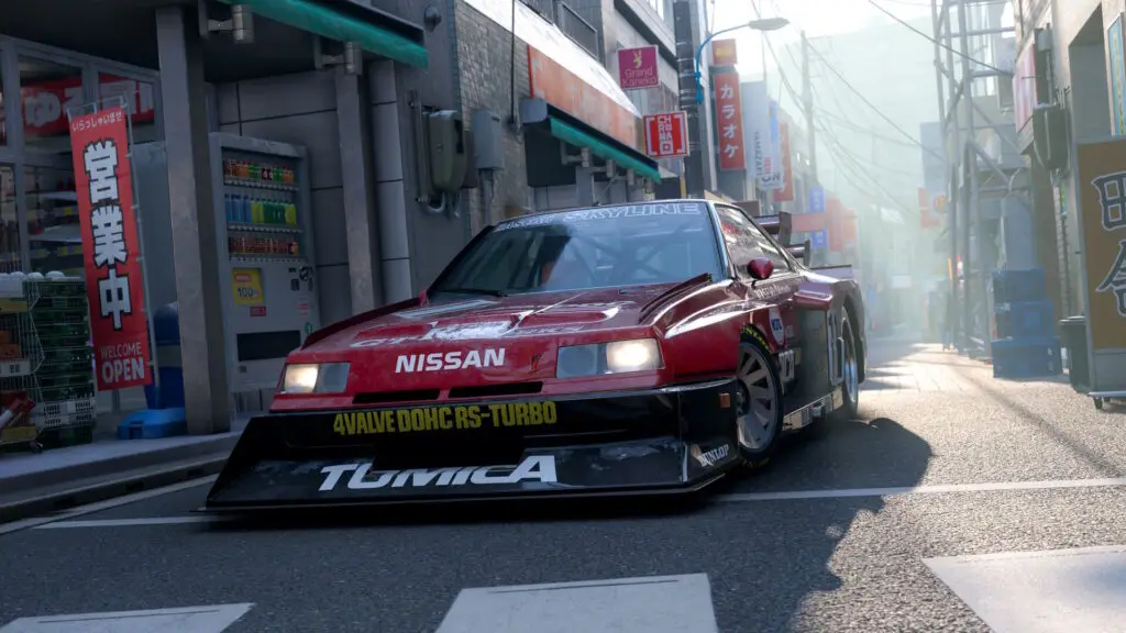 Nissan Skyline vermelho de corrida estacionado em rua estreita do Japão com placas comerciais em japonês ao redor.