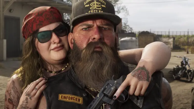Personagens motociclistas de GTA 6: mulher com bandana vermelha e óculos verdes ao lado de homem barbudo com colete "Enforcer".