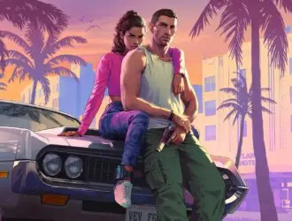 Arte conceitual de GTA 6 com Jason e Lucia sentados sobre carro vintage em Vice City ao pôr do sol, cercados por palmeiras.