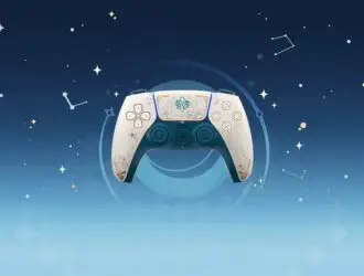 Controle DualSense do PlayStation 5 em edição temática de Genshin Impact sobre fundo estrelado azul