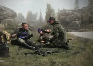 Três personagens de Escape from Tarkov em campo aberto, com colete tático, uniforme de camuflagem, armas e mochila militar no gramado