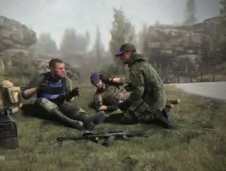 Três personagens de Escape from Tarkov em campo aberto, com colete tático, uniforme de camuflagem, armas e mochila militar no gramado