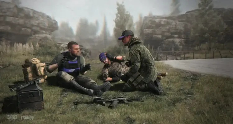 Três personagens de Escape from Tarkov em campo aberto, com colete tático, uniforme de camuflagem, armas e mochila militar no gramado
