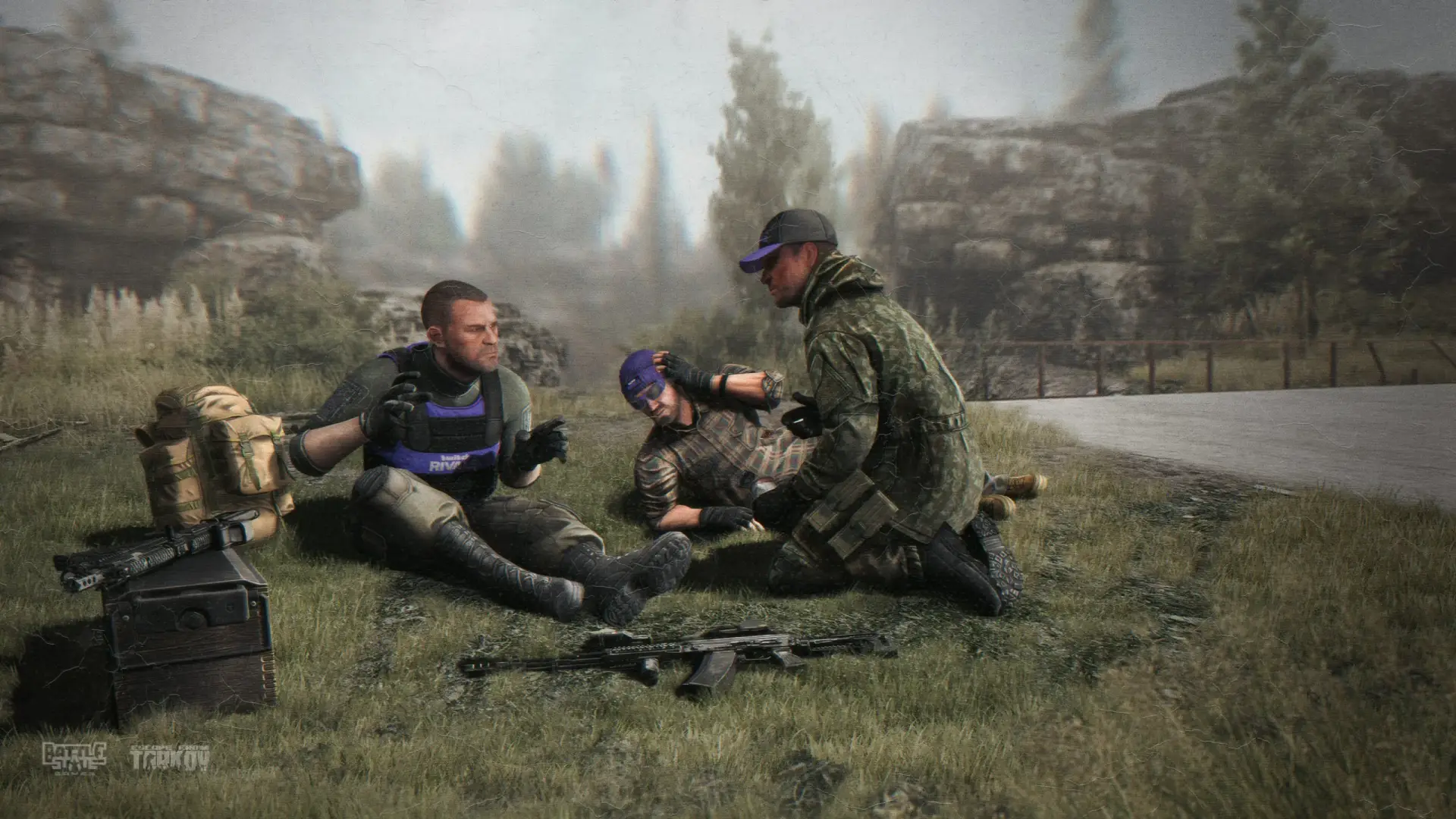 Três personagens de Escape from Tarkov em campo aberto, com colete tático, uniforme de camuflagem, armas e mochila militar no gramado